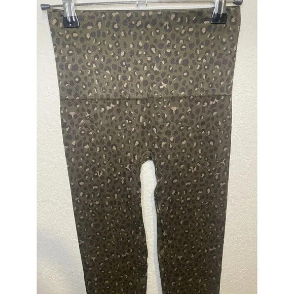 Spanx Look At Me Now Seamless Womens  Leopard Print Leggings Size Small Olive - Picture 8 of 10